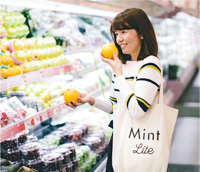 フルーツを持った女性